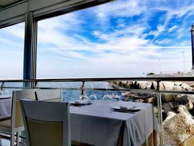 �Sono io a mandare avanti il locale da 24 anni � ci dice Francesca � e tutto grazie agli insegnamenti di mio padre, che sin dalle origini aveva puntato su pesce fresco e piatti a di mare�. 

Foto della pagina facebook dell'Antica Santa Lucia

